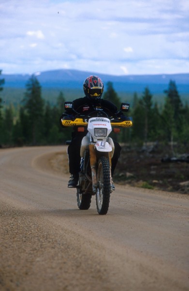 Savi-Marko ja DR650 nautiskelevat Kutturan tiest.<br>Mud-Marko and his DR650 enjoying themselves on the road to Guhtur.
