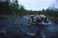 Viimeisill kilometreill ennen Uusijokea kaksi jokiuomaa katkaisi tien. Tm partio meni jlkimmisest juosten yli.<br>On the last kilometres before Uusijoki camp there were two river crossings. Like scouts the patrol rushes across thestream.