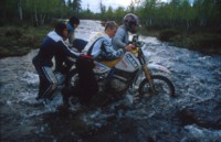 Kanssamotoristiin voi aina luottaa. Tss luodaan Allroad Tourin henke<br>A fellow Allroad Tourist can be trusted to like the former Soviet Union.