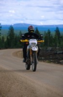 Savi-Marko ja DR650 nautiskelevat Kutturan tiest.<br>Mud-Marko and his DR650 enjoying themselves on the road to Guhtur.