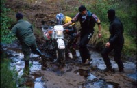 Ilman apuvoimia ei XR600 lllst noussut. (Lintumutkan MK:lle oli saatu maanomistaja Hannu Manniselta ajolupa).<br>The