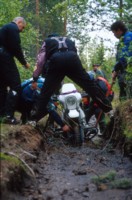 Ihmeellist taljasysteemi viritelln bemarin nostamiseksi kuiville. (Lintumutkan MK:lle oli saatu maanomistaja Hannu Manniselta ajolupa)<br>A mobile hoisting plant was set up to get Beamer back on a dry soil. (Lintumutka off road section was authorized bythe landowner Hannu Manninen).
