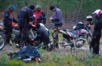 Juhannusaatto otettiin vastaan paikkaamalla Tukholmalaisen Kim Olssonin XT600E:n takarengas kahteen kertaan. Kello on 23.30. Olikohan edes sski?<br>Even at midnight (11.30 pm) there is enough sunlight for fixing a flat tyre. Kim Olsson, Stockholm, Sweden, did ittwice here and gave mosquitos a good party.
